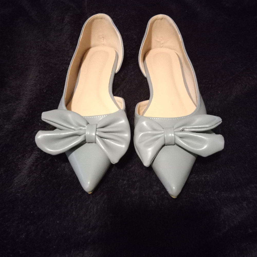 Grey pointed toe flats
